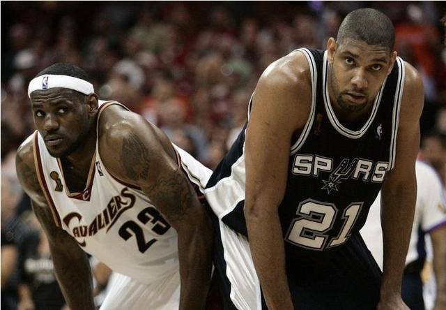 边后卫内收 边后卫内收